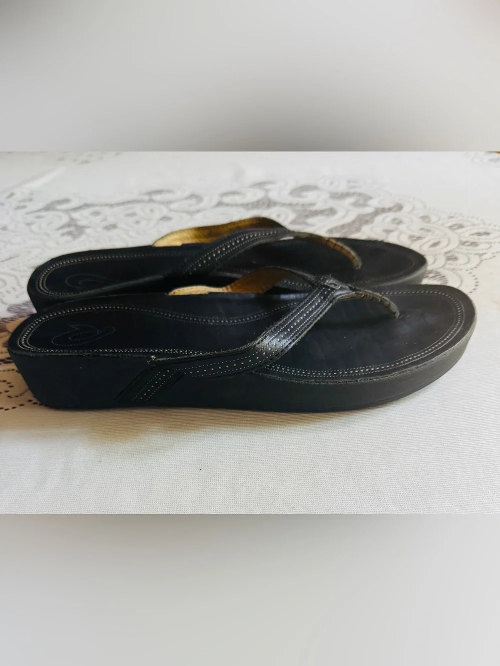 Women’s Black Wedge OluKai Leather Flip Flops with Arch Support Sz 10